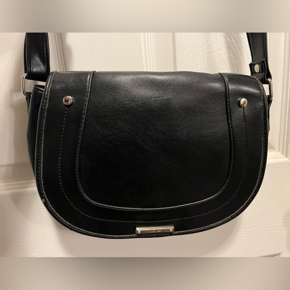 Nine West Black Crossbody excellent condition - Picture 3 of 3